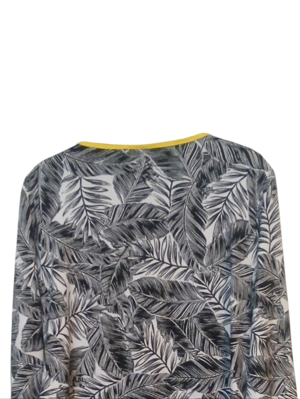 Ruby Rd -White Short Sleeve Blouse W/ Black Feather Print & Yellow Trim, Size PS - Picture 8 of 10